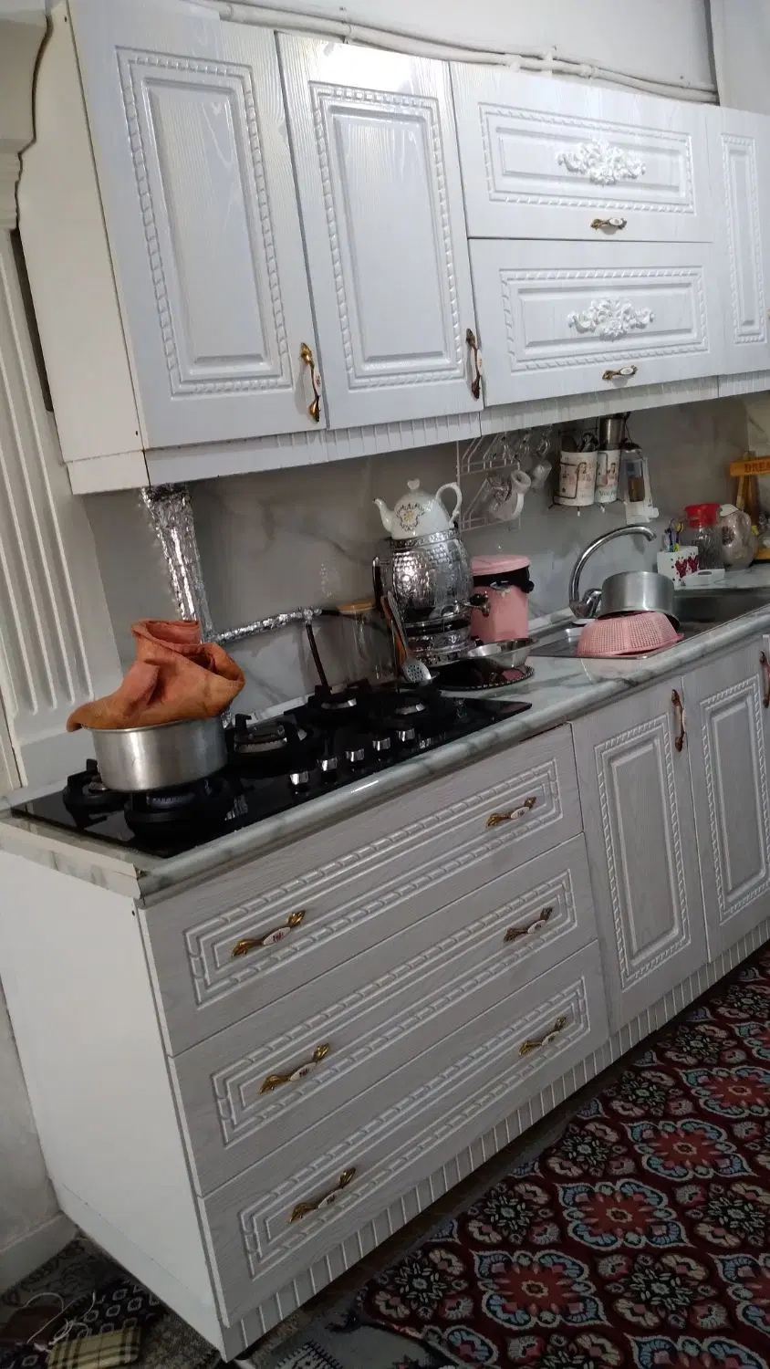 منزل ویلایی دو طبقه  با یک مغازه حاشیه خیابان