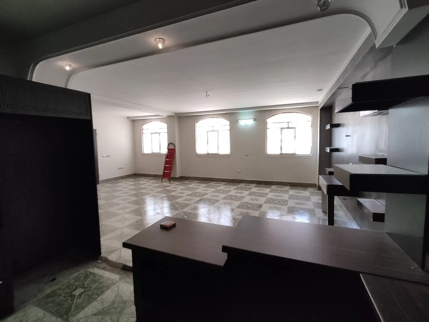 ویلایی 860 متر _ 140 متر انبار _ 3 خواب