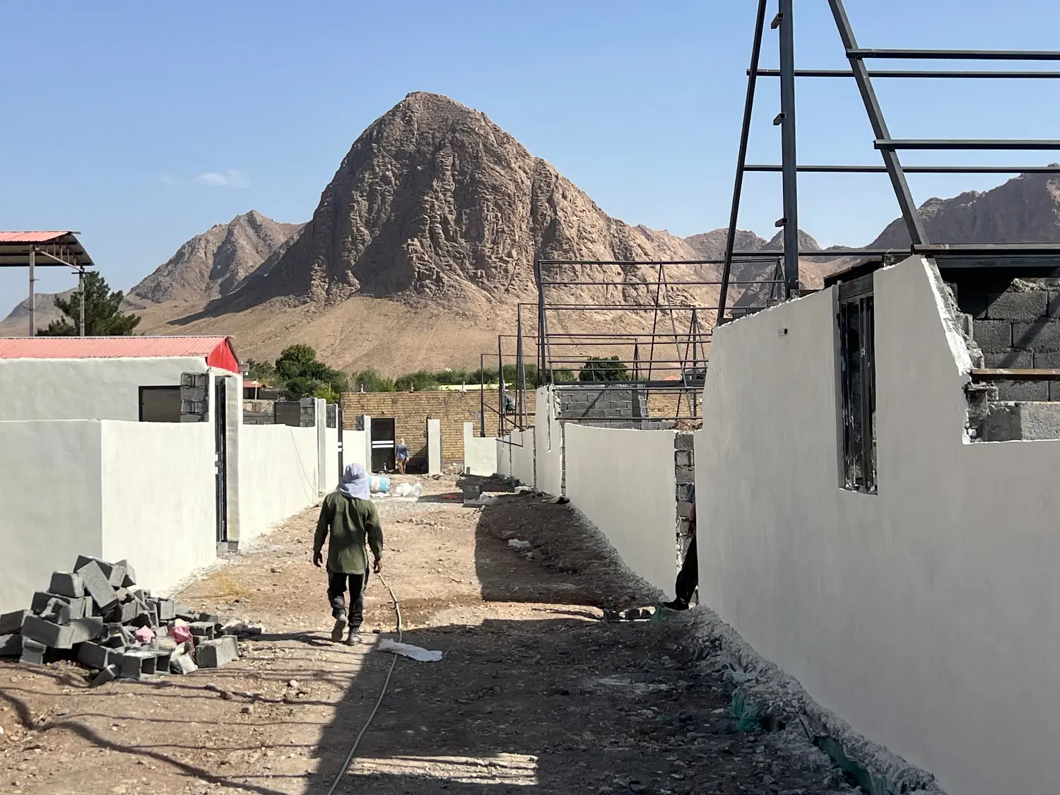 خانه باغ ویلادرکرمان،آماده،نوسازداخل شهرک امن،لوکس