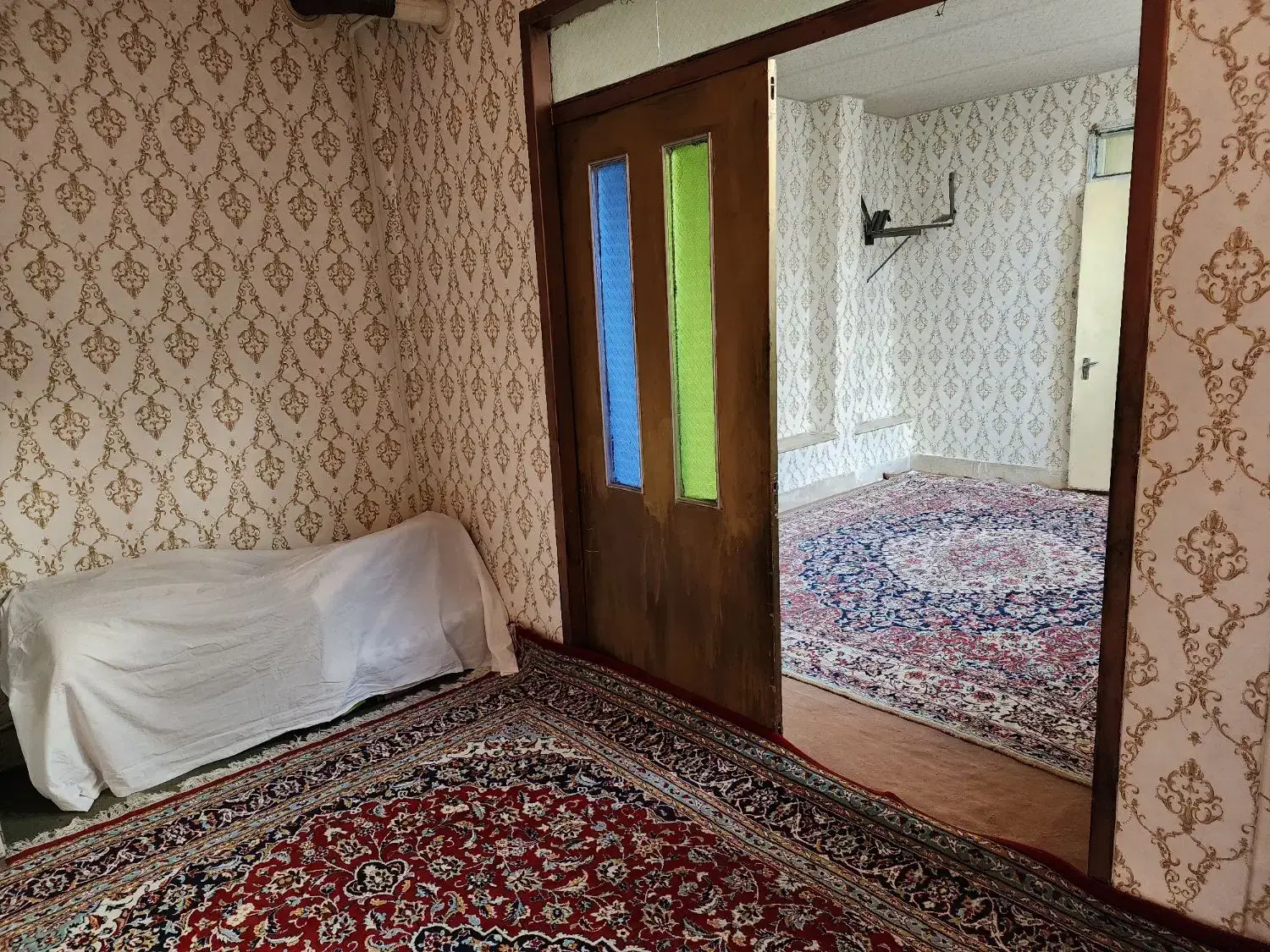 خانه مسافر فرشی دیوار به دیوار حرم مطهر امام رضا