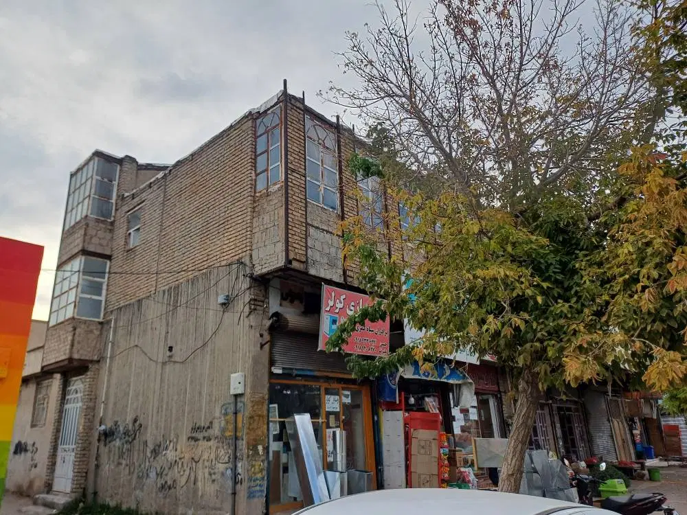 خانه و مغازه بر خیابان اصلی