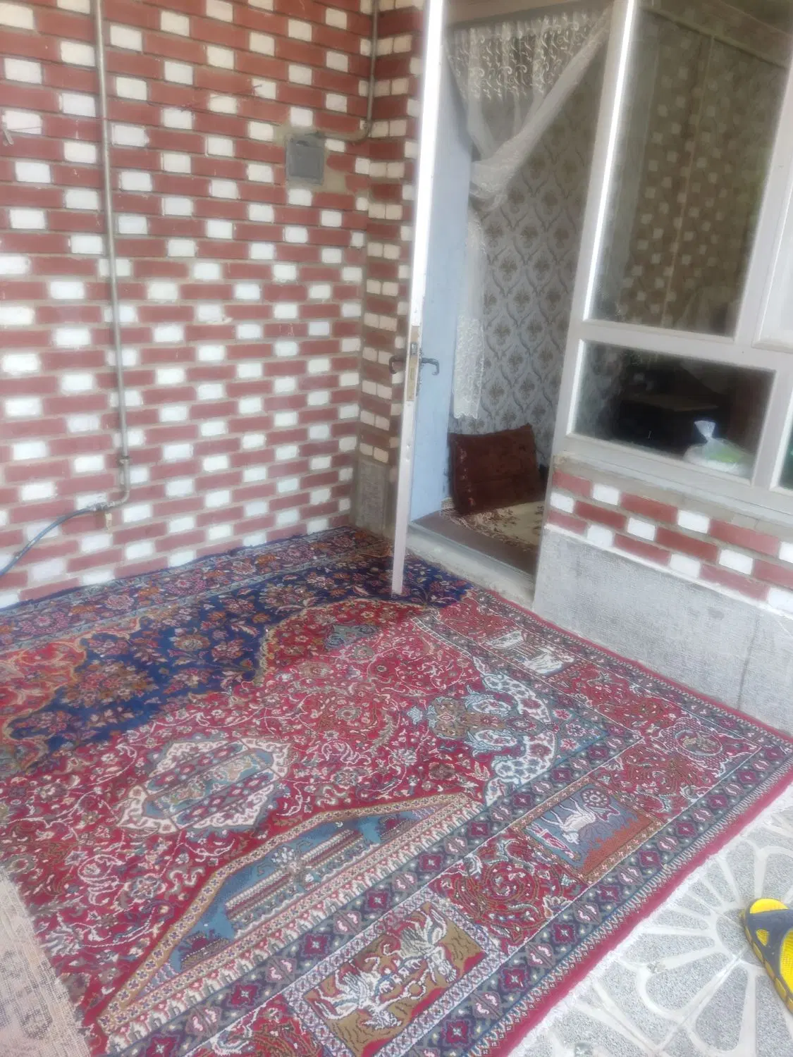 حیاط در شهرک شهید بهشتی
