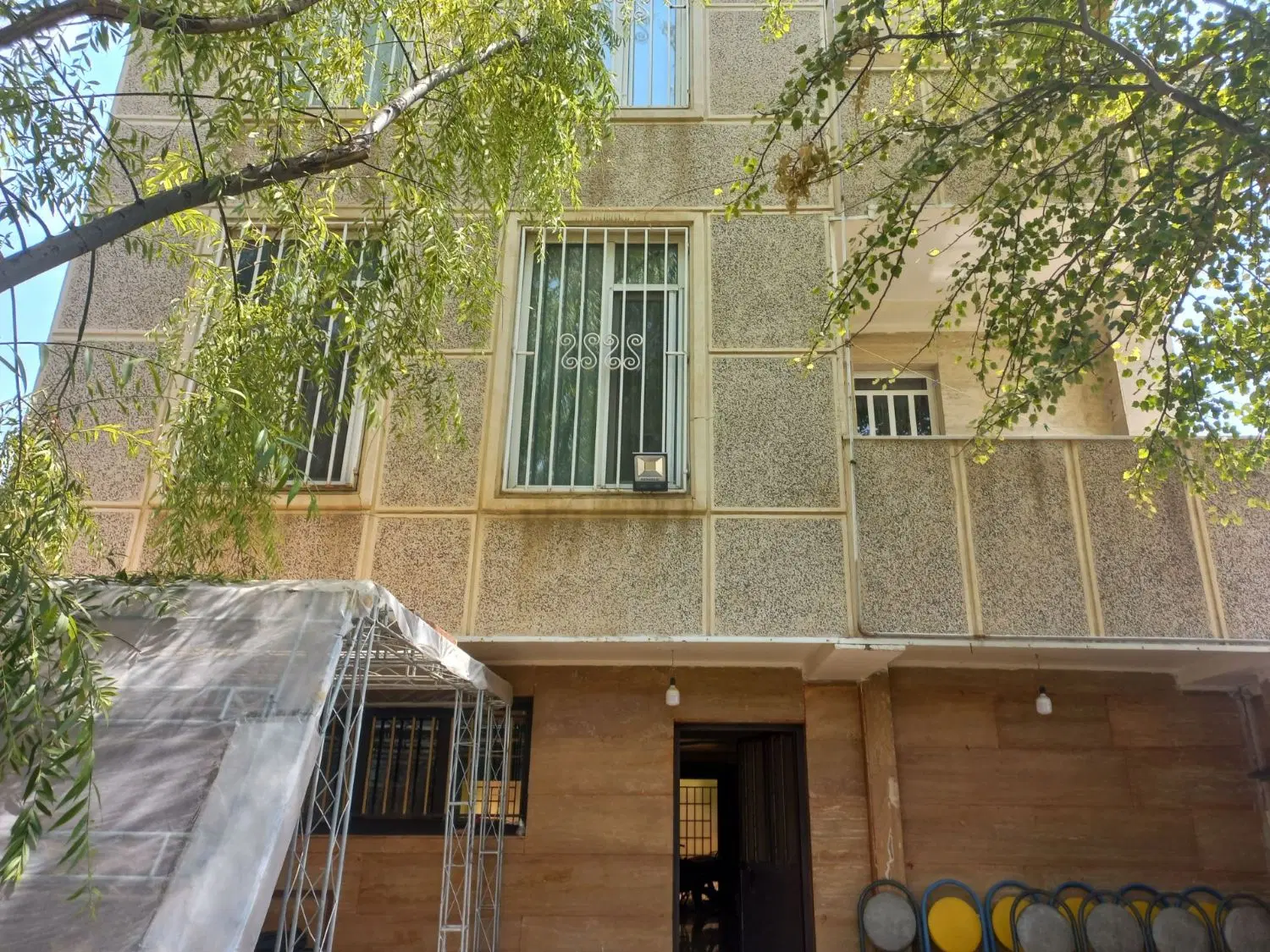 ساختمان ویلایی در دو طبقه مجزا