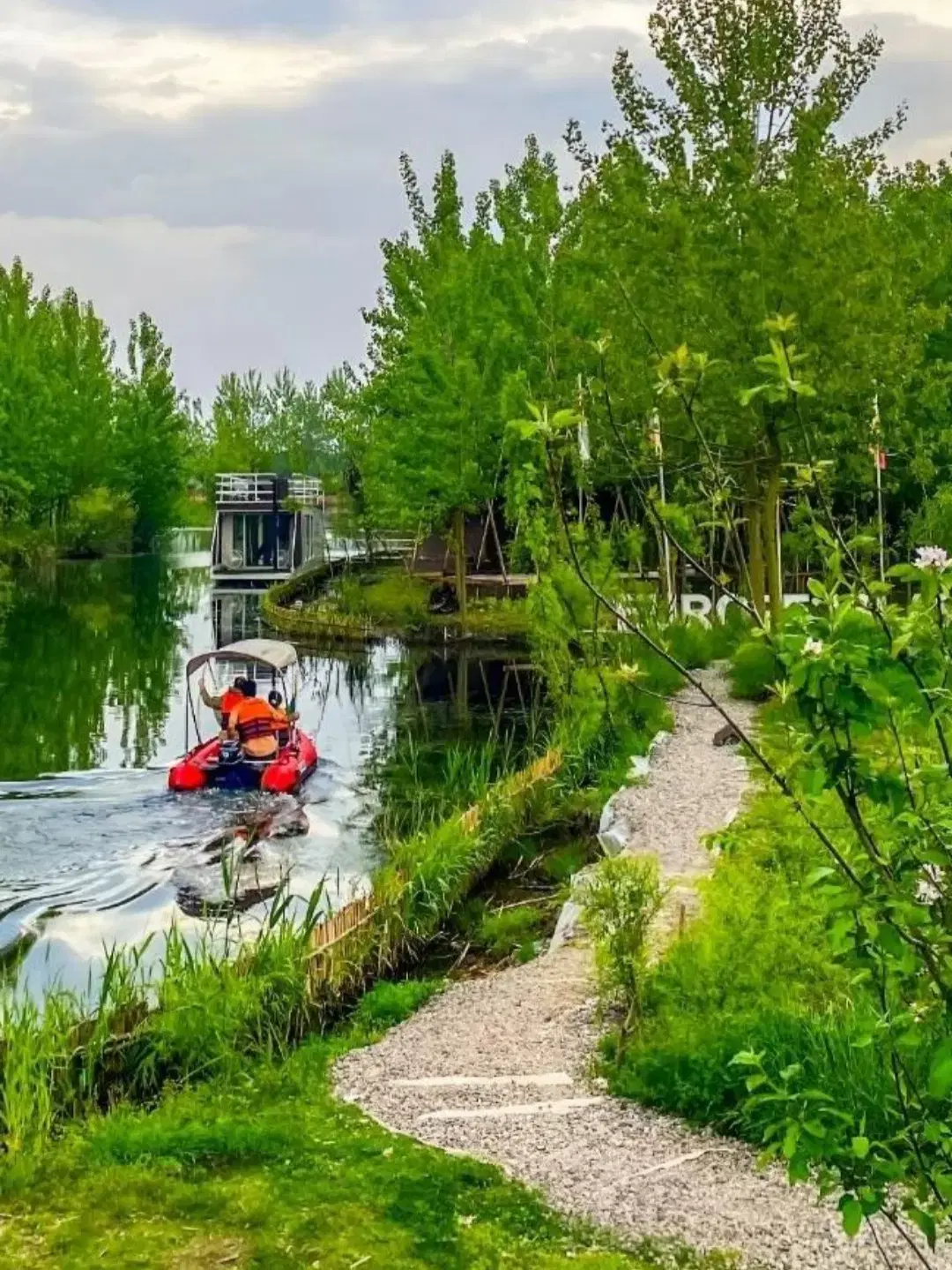 برای اولین باردر ایران ویلاهمراه‌با قایق فروش ویلا