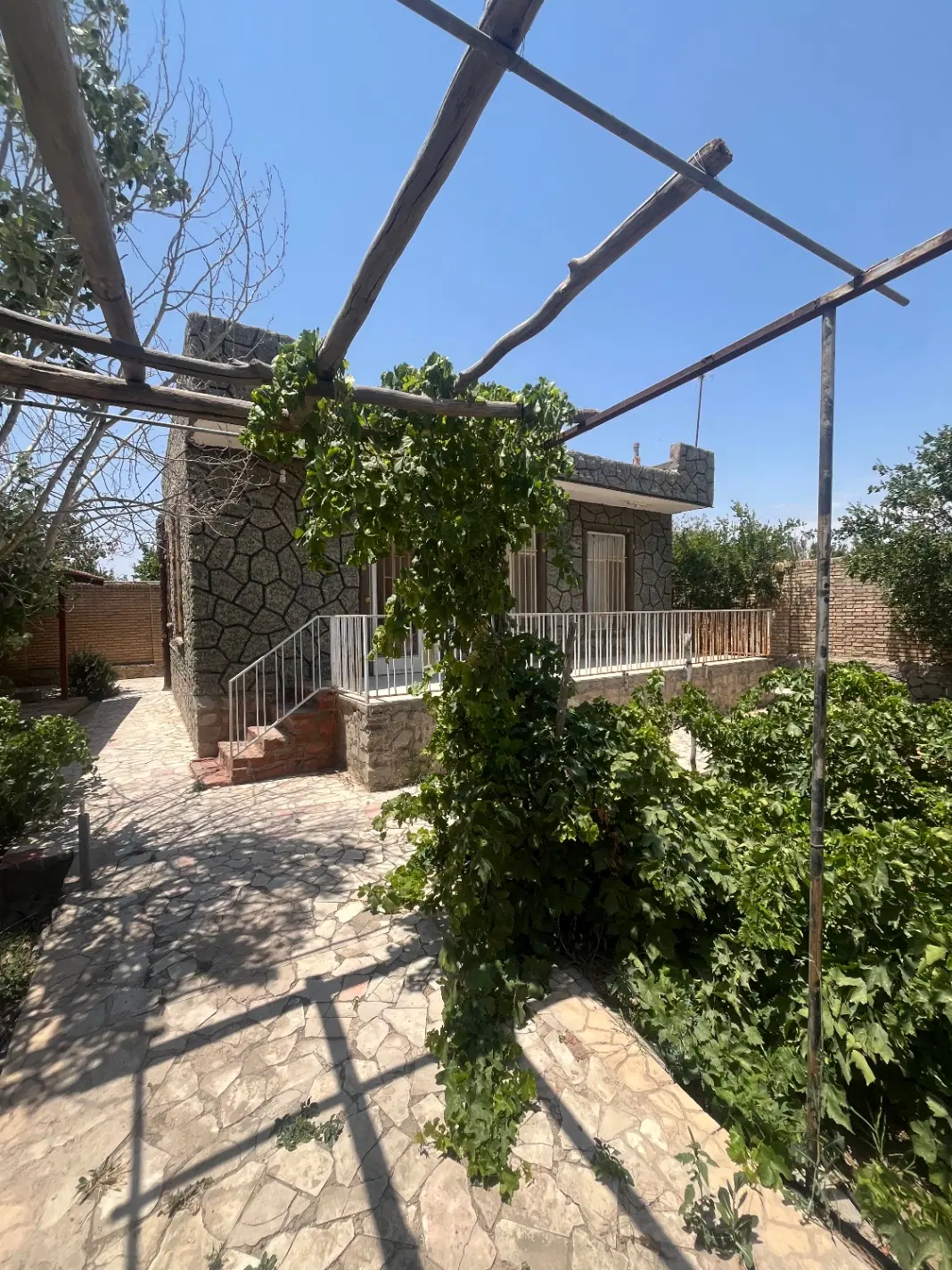 باغ در بلوار اصلی سنگ سفید
