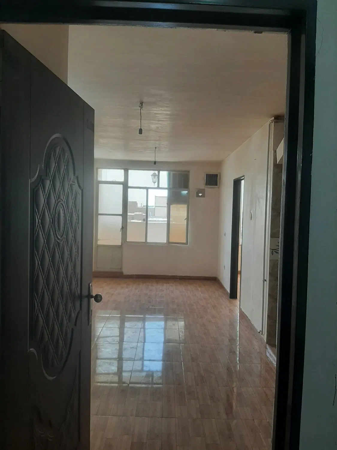 اپارتمان۶۱متری طبقه چهارم روی همکف جنوبی