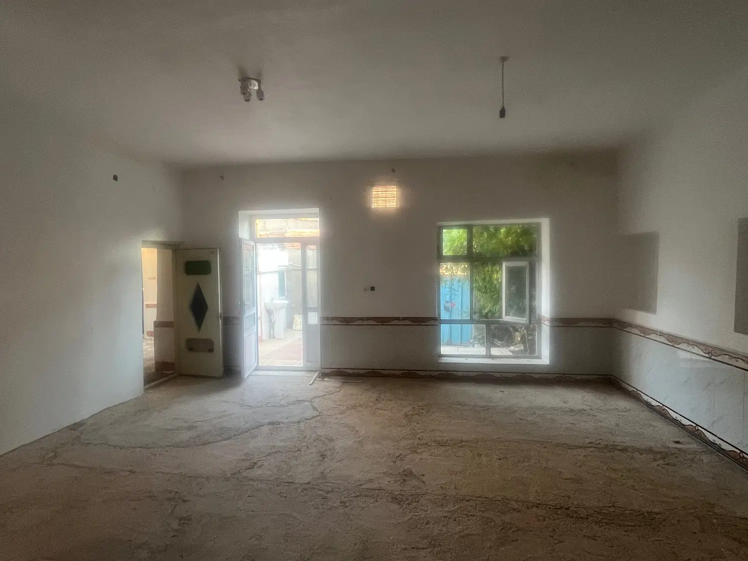 فروش منزل مسکونی با مغازه ۳۰متری شیرامین