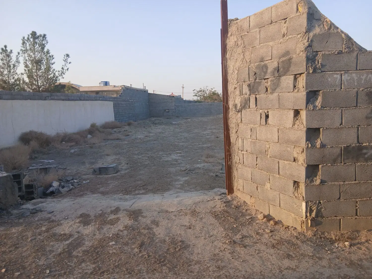 زمین چهار دیواری واقع در روستای حسین اباد