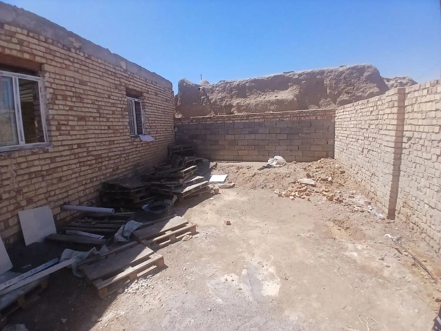 نیمه کاره روستای باغشیخ۱۸۳متر