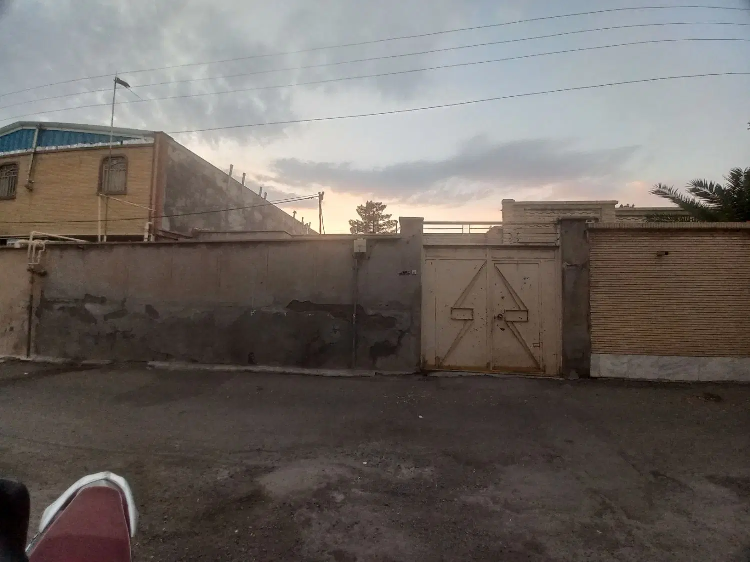 منزل ویلایی خیابان رازی درب به حیاط