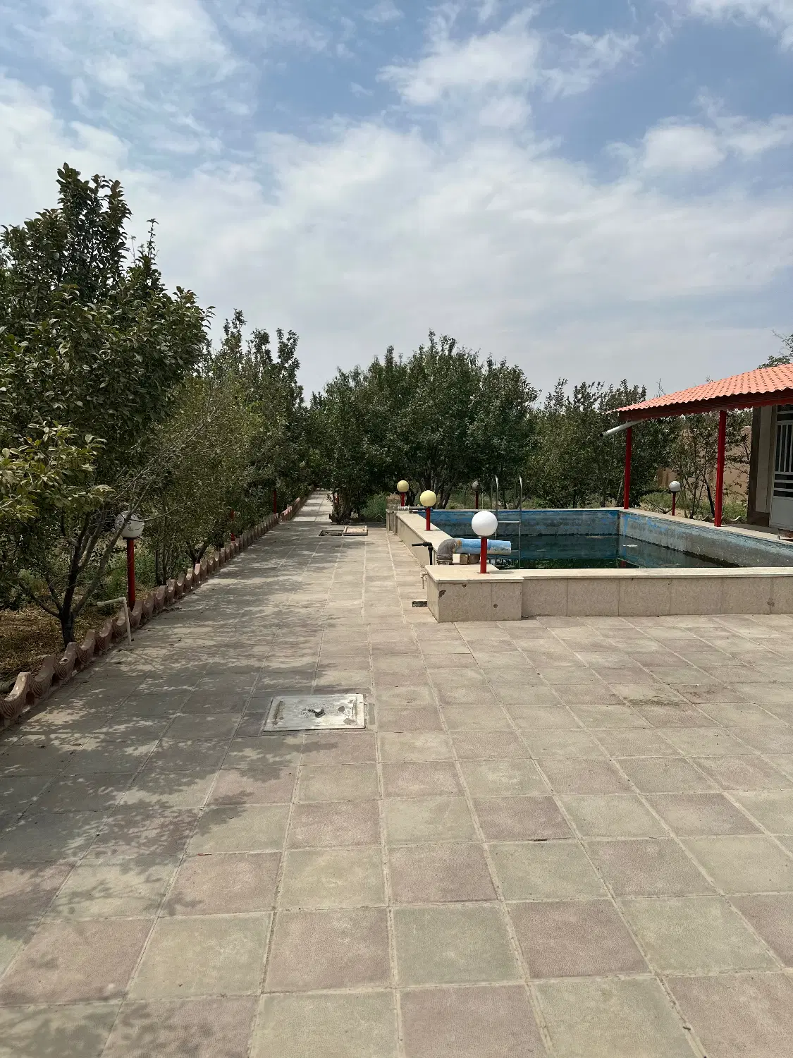 فروش باغ ۱۵۰۰ متری در قلعه با برق و اب