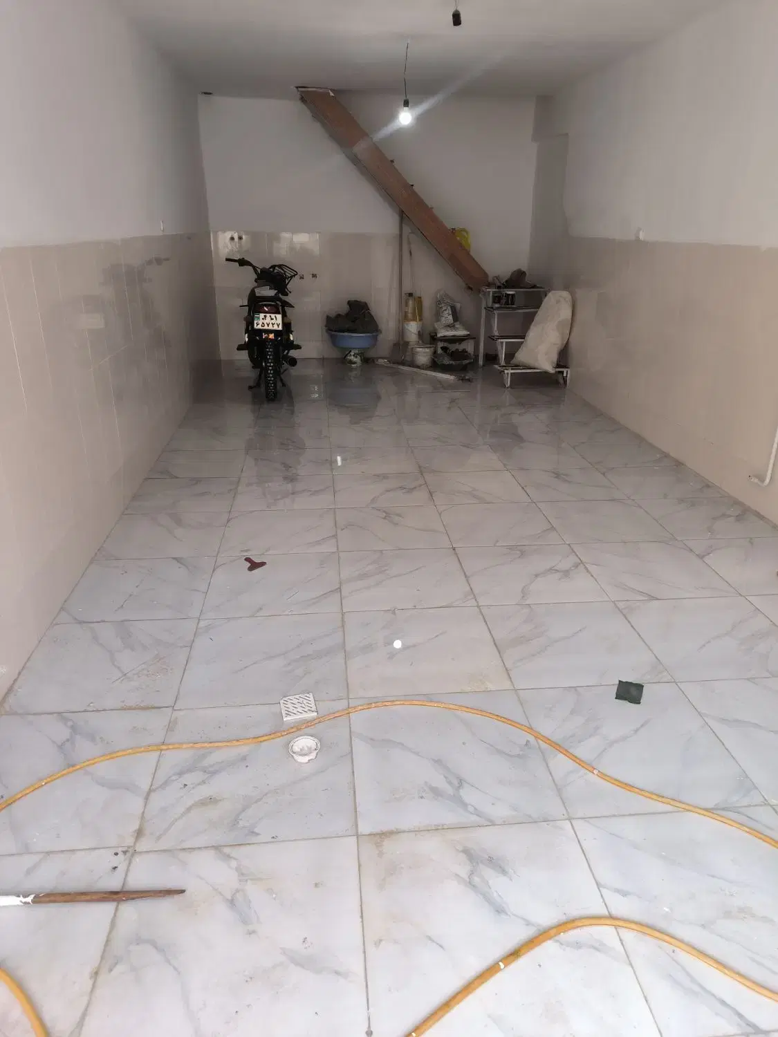 حیاط یک  طبقه همکف پارکینگ در ارم معاوضه هم میکنم