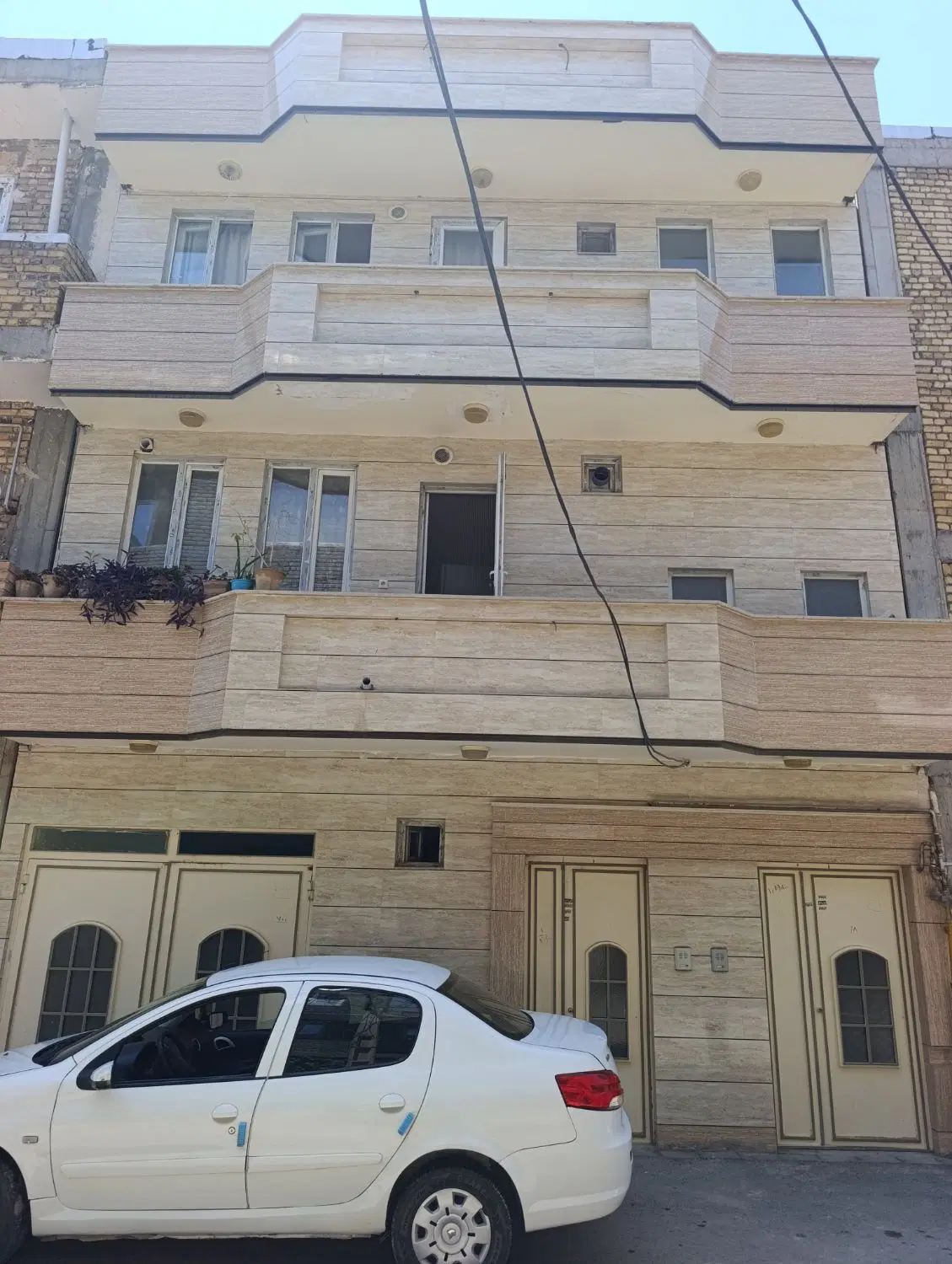 ساختمان سه طبقه دو سرویس راه جدا در وزیرآباد