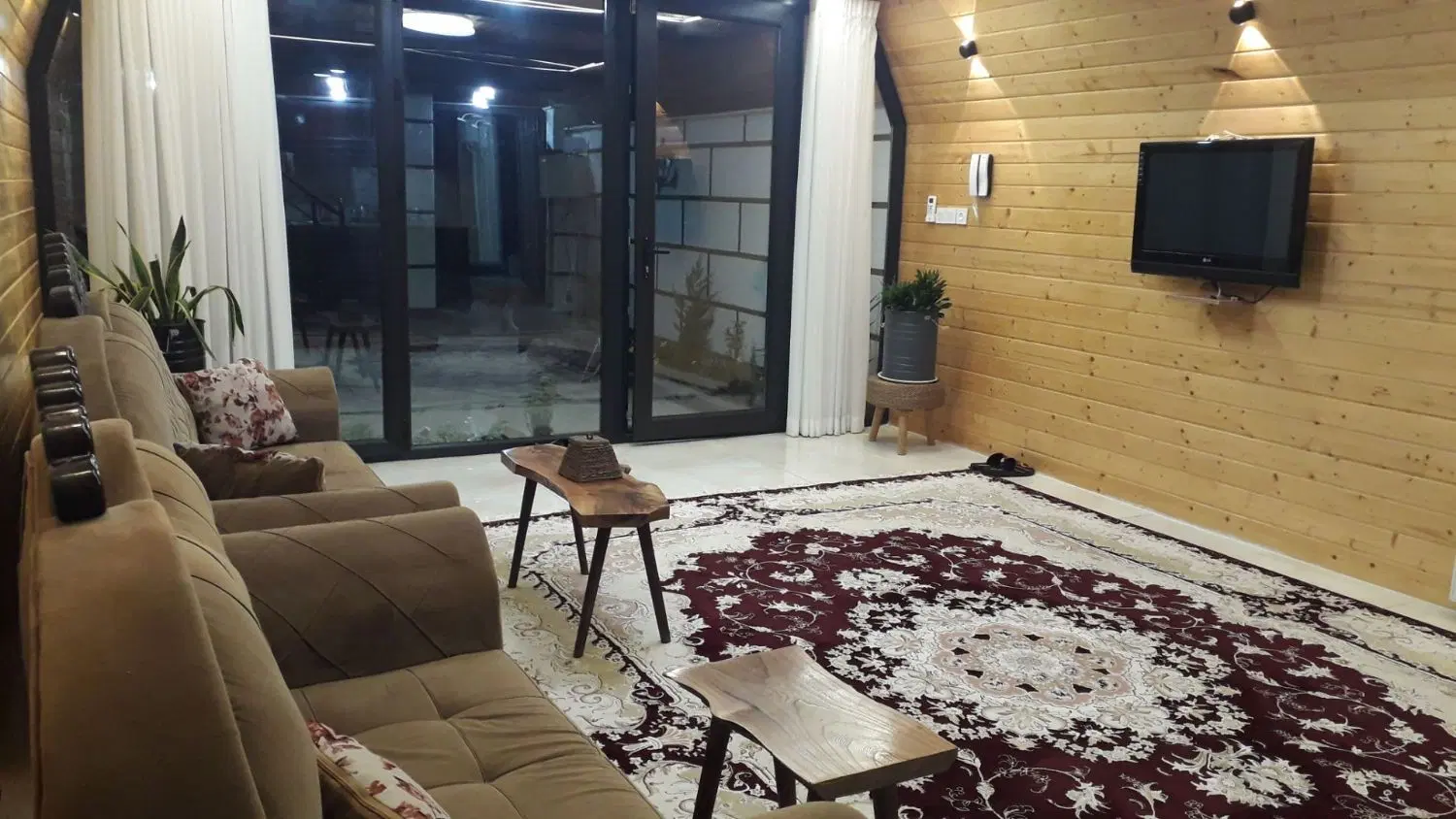 اجاره کلبه سوئیسی شیک و تمیز در مکانی آرام