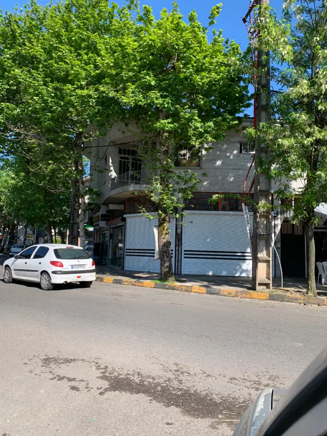 مغازه دو بر دور میدان جمهوری