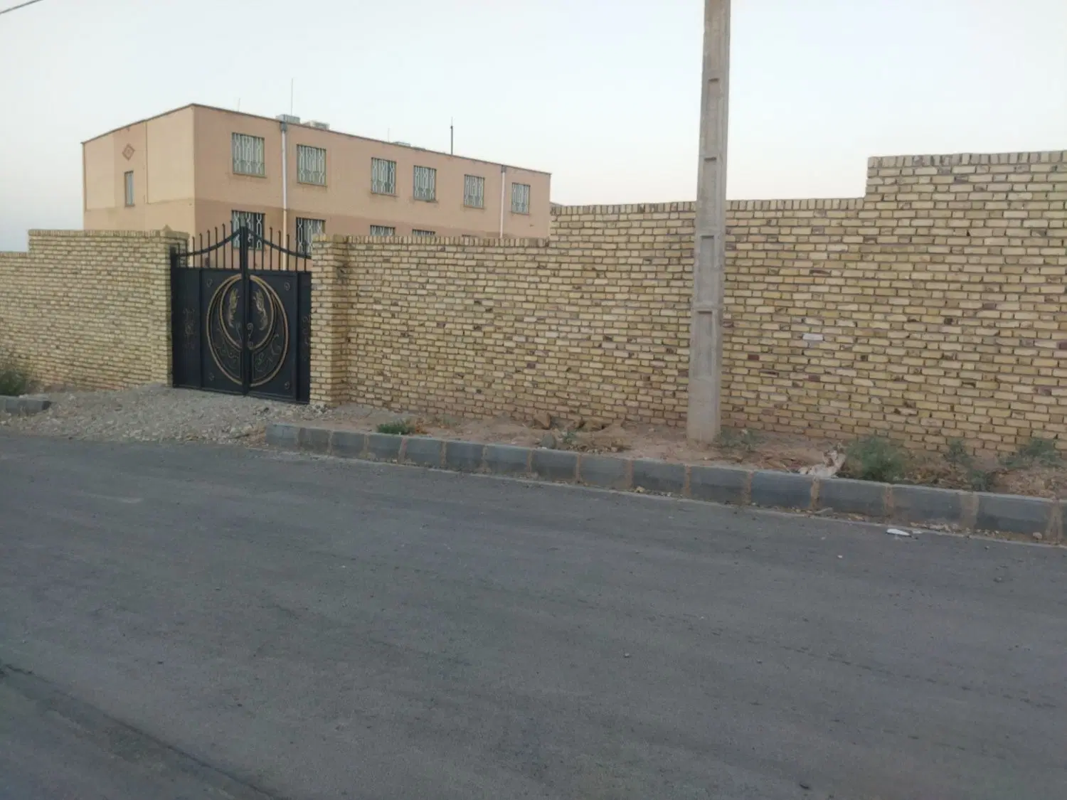 زمین چهار دیواری ششتمد
