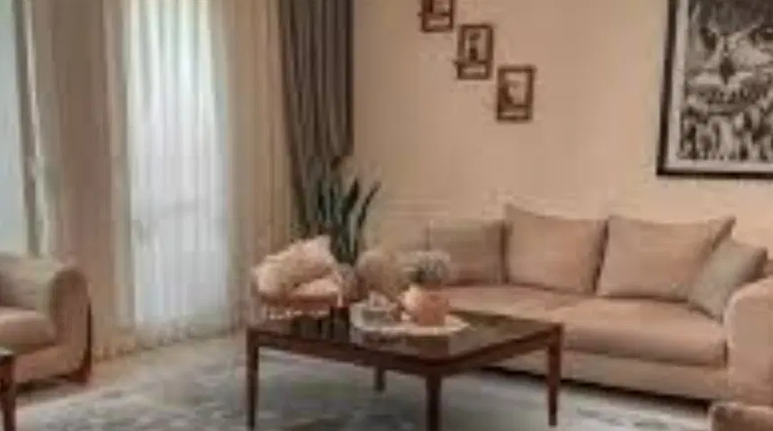 خانه در وسط شهر