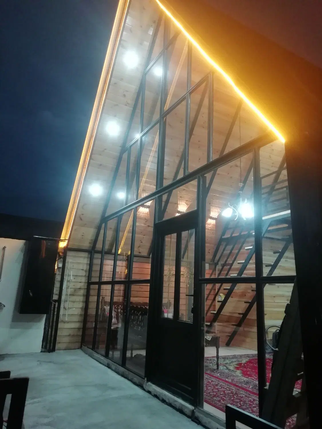 اجاره فصلی کلبه سوییسی جکوزی جنگلی