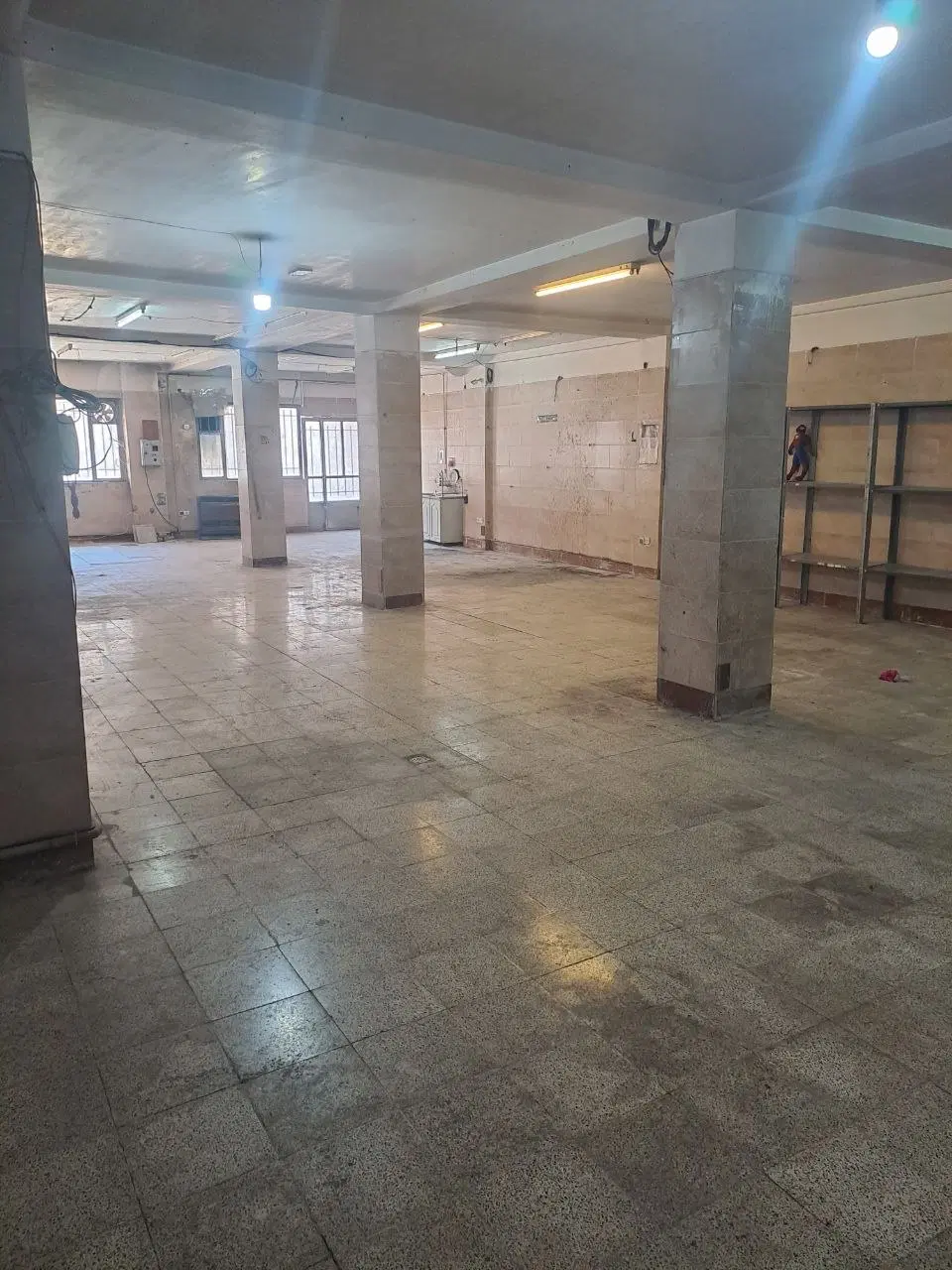ملک تجاری زیر همکف بهترین موقعیت.