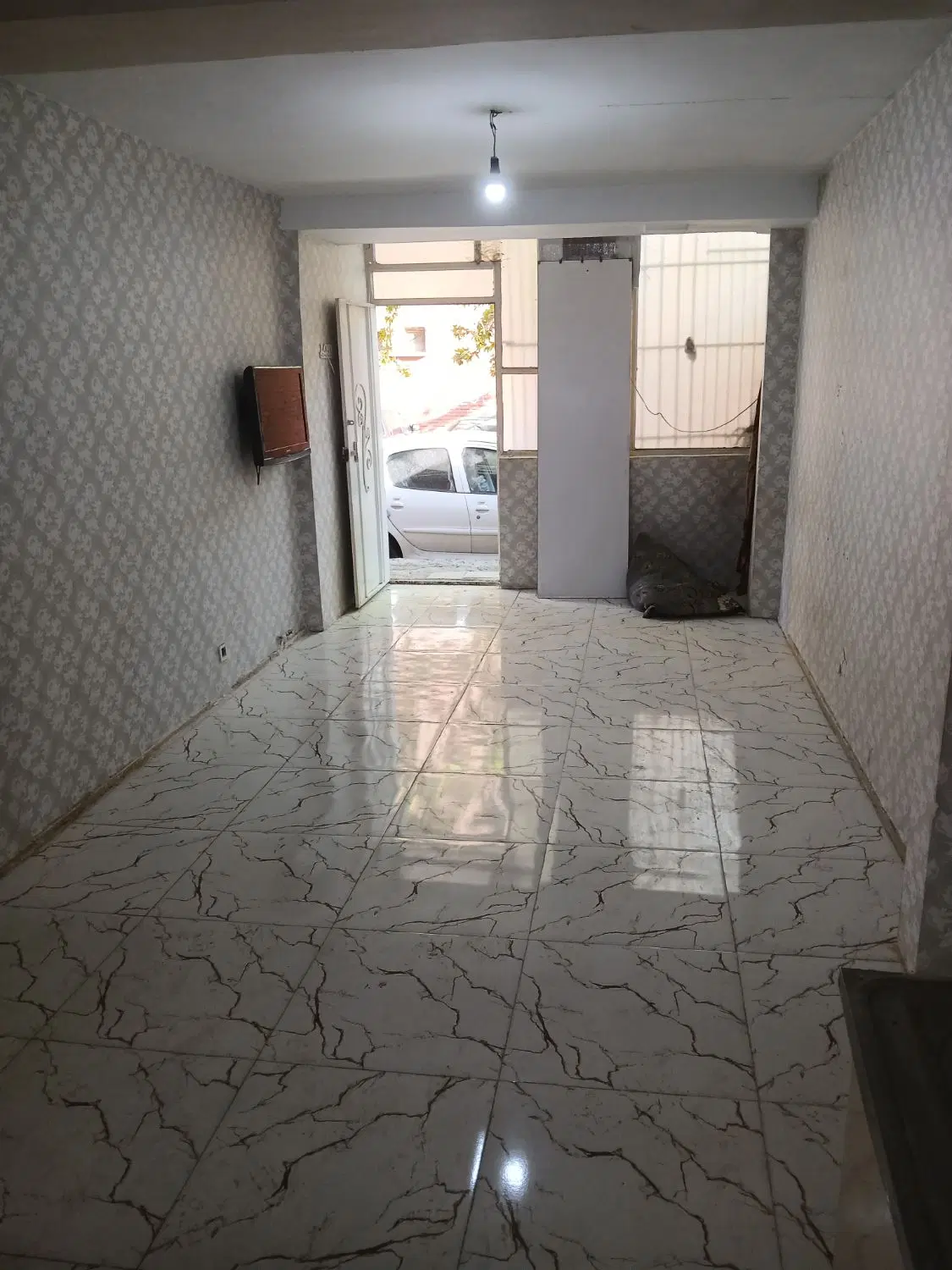 فروش نصف آپارتمان قرمز