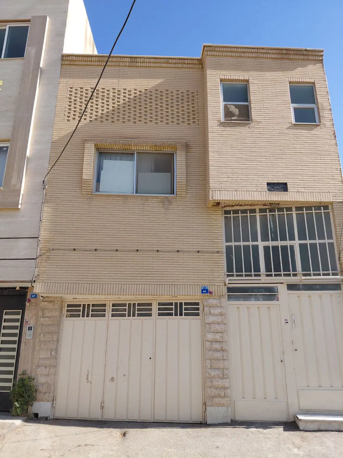 آپارتمان دو طبقه با پارکینگ و حیاط
