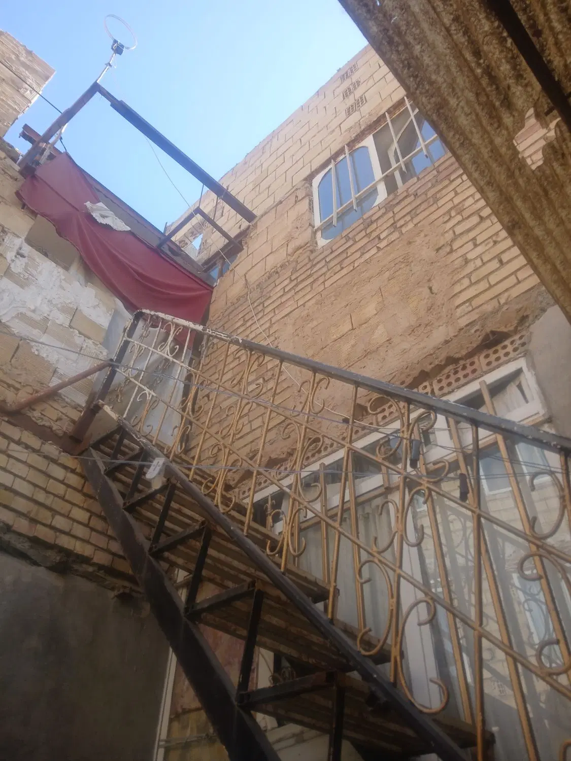 رهن واجار داده می شود به یک خانواده بی هاشیه
