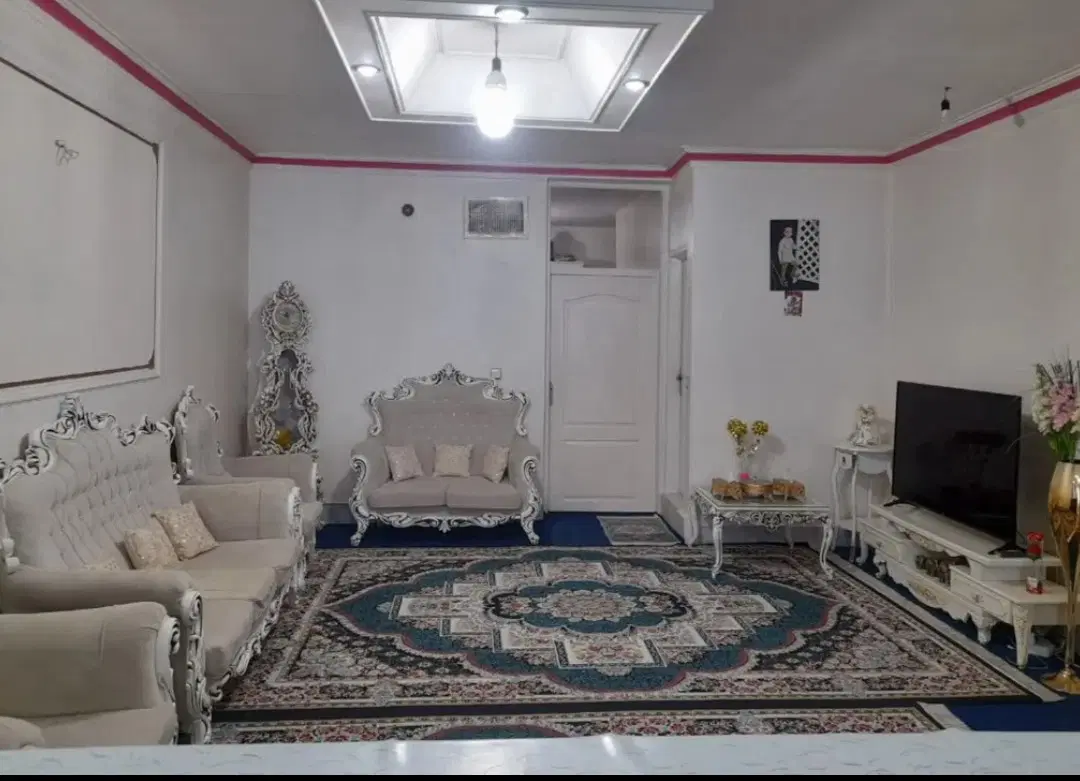 خونه دارم همخونه می‌پذیرم