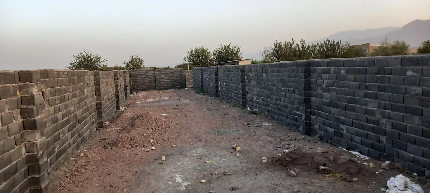زمین دیوار کشی شده