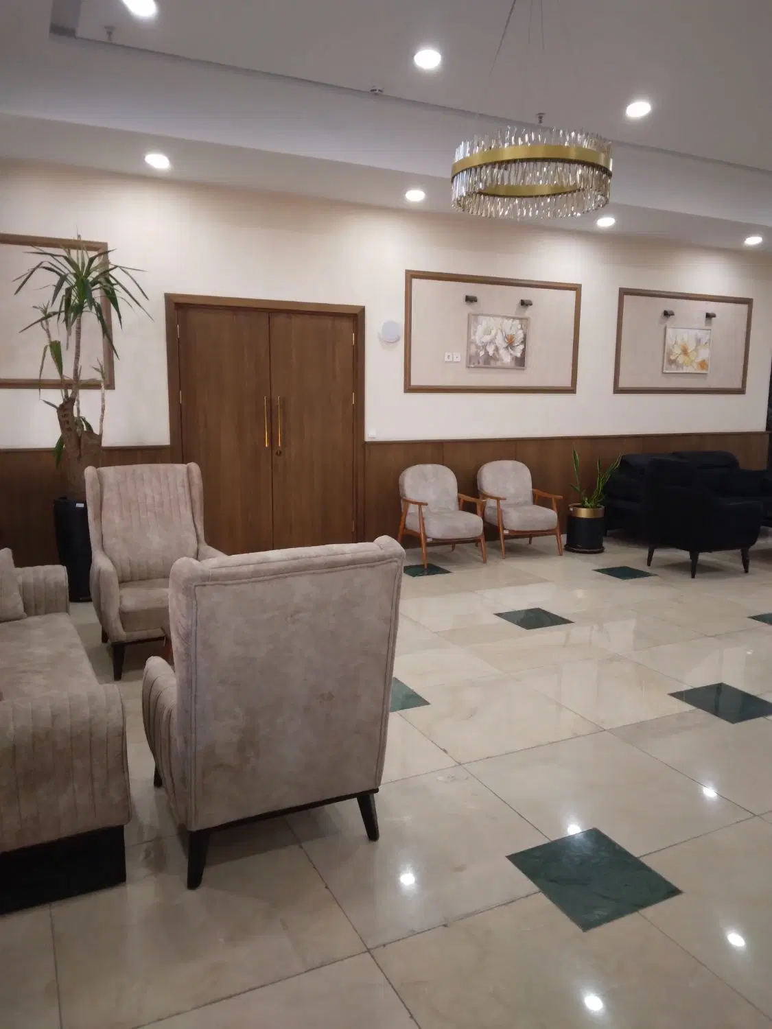 اجاره یک سالن حدودا ۴۰ متری