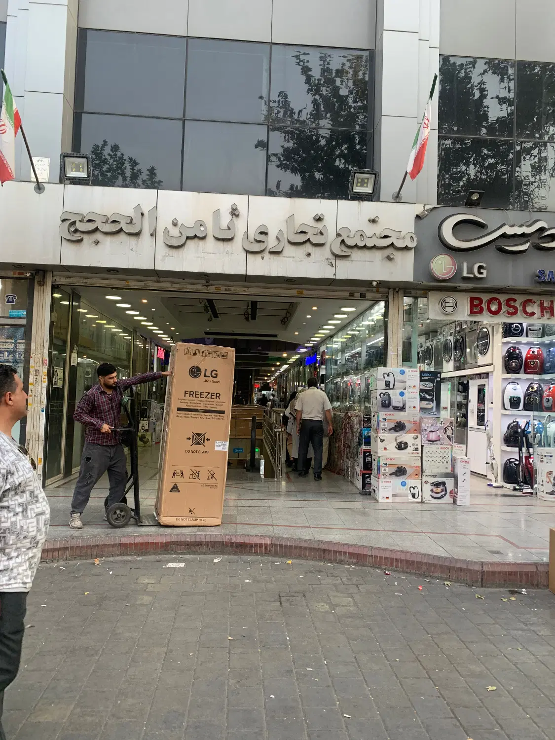 امین حضور ۱۴ متر مغازه طبقه همکف پاساژ ثامن الحجج