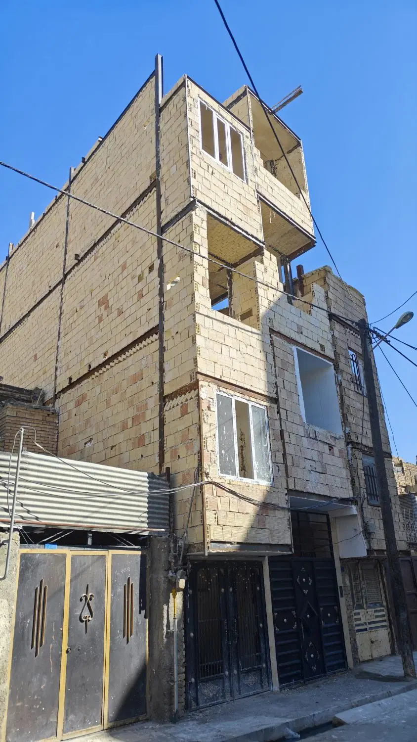 اپارتمان 75متر نیمه کاره. دور قاب