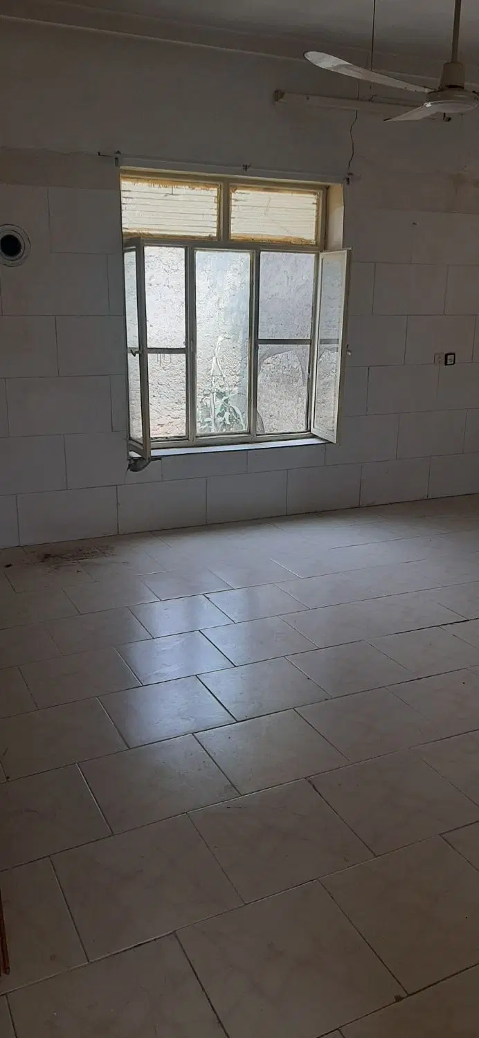 ملک ویلای استقلال ۱۳ اول کوجه دست راست رو ب افتاب