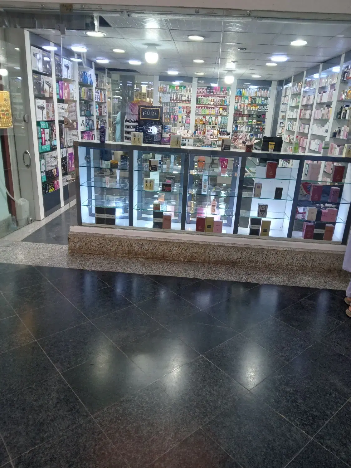 مغازه واگذار با دکور منطقه آزاد ابریشم واحد ۳۱۴