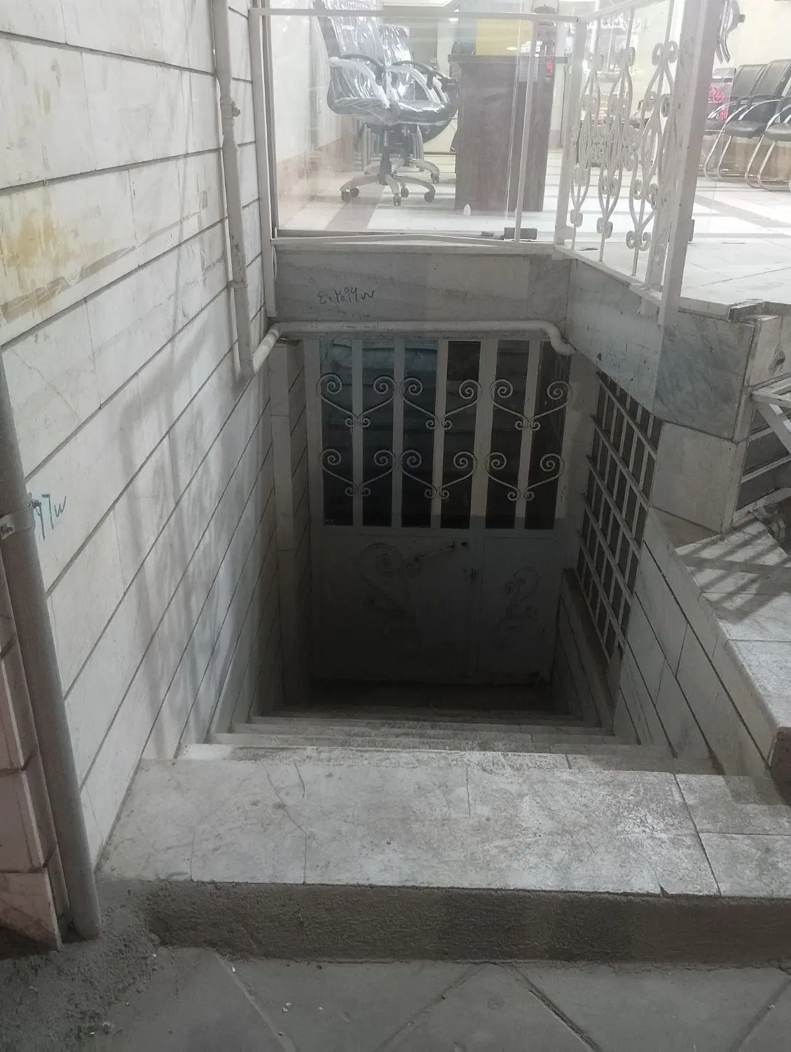 زیر همکف به متراژ۲۰۰متر باارتفاع۴متر