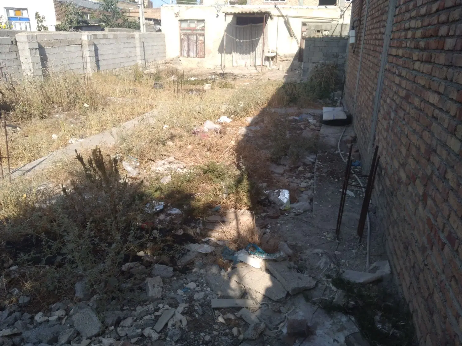 حیاط چهاردیواری وفونتاژیون ومنزل.باانشعابات کامل.
