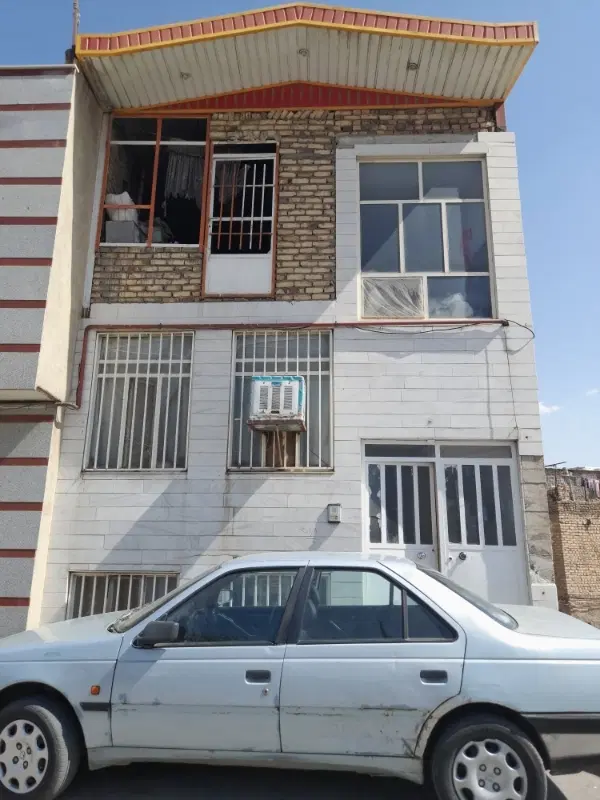 منزل مسکونی سه طبقه در منطقه سی متری فوتبال