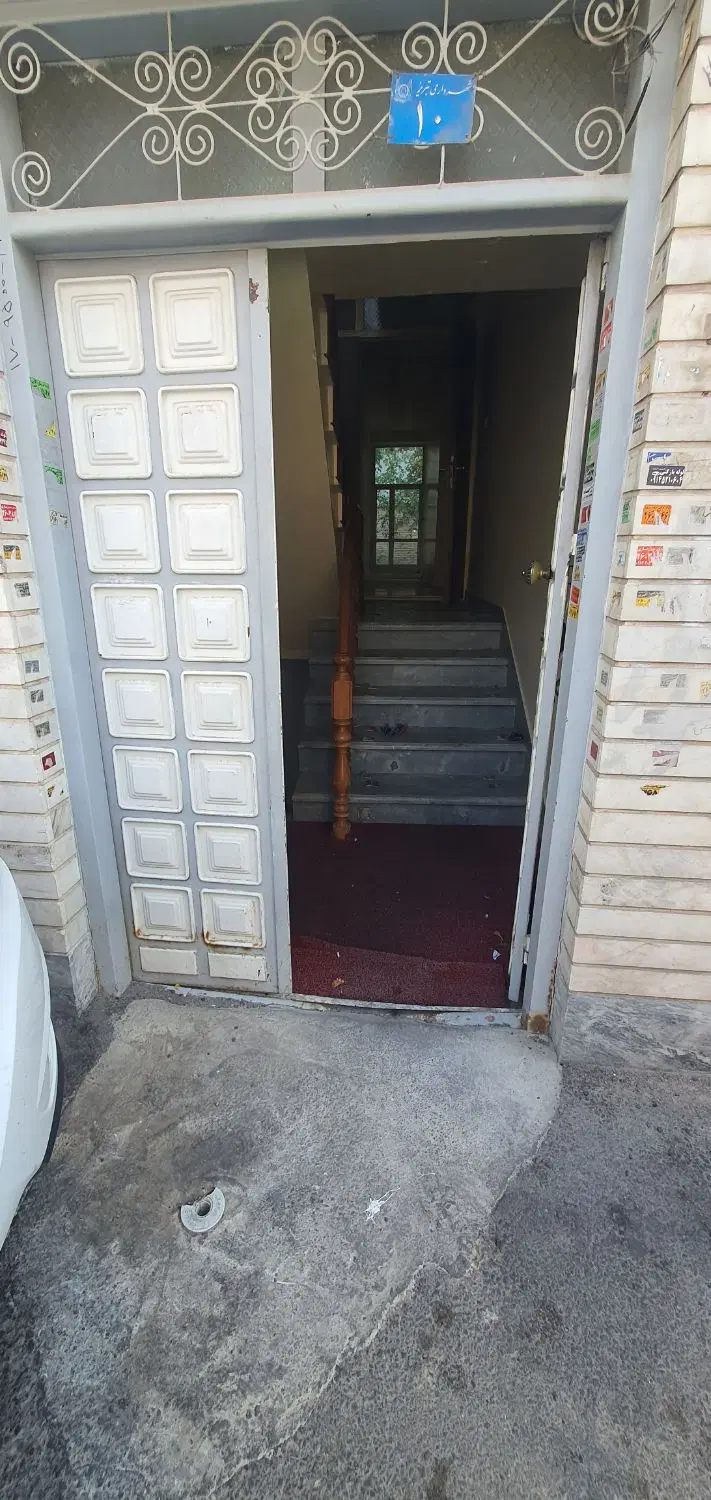 خانه جنوبی‌ ۳ طبقه حیاط دار در گلگشت