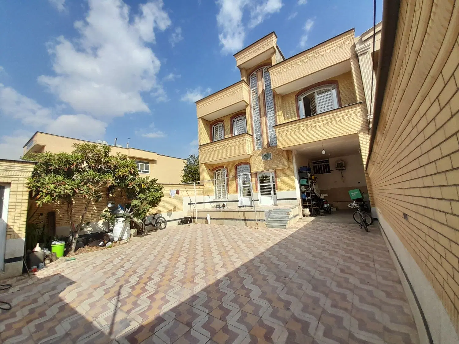 آپارتمان نواب صفوی،کوشک میدان