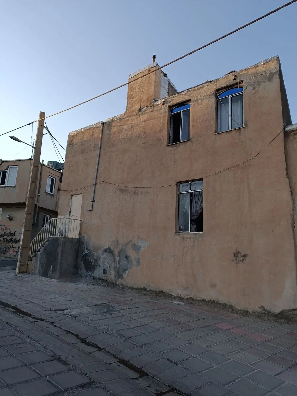 فروش خانه دو طبقه نزدیک چهار راه