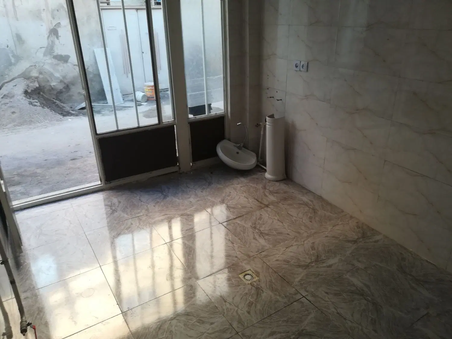 این مغازه  دوازده متر است