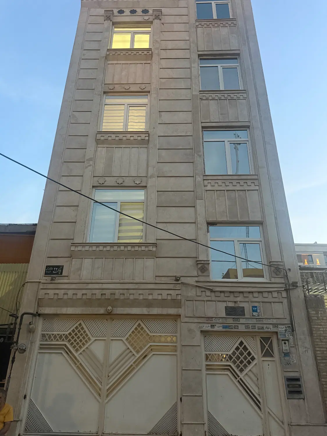 آپارتمان سه طبقه رو پارکینگ