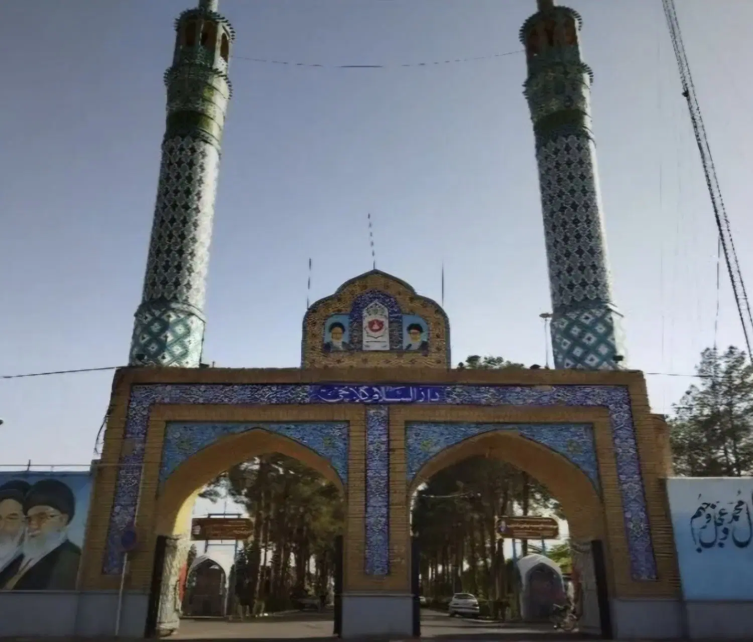 قبر دوطبقه ابتدای ورودی دارالسلام
