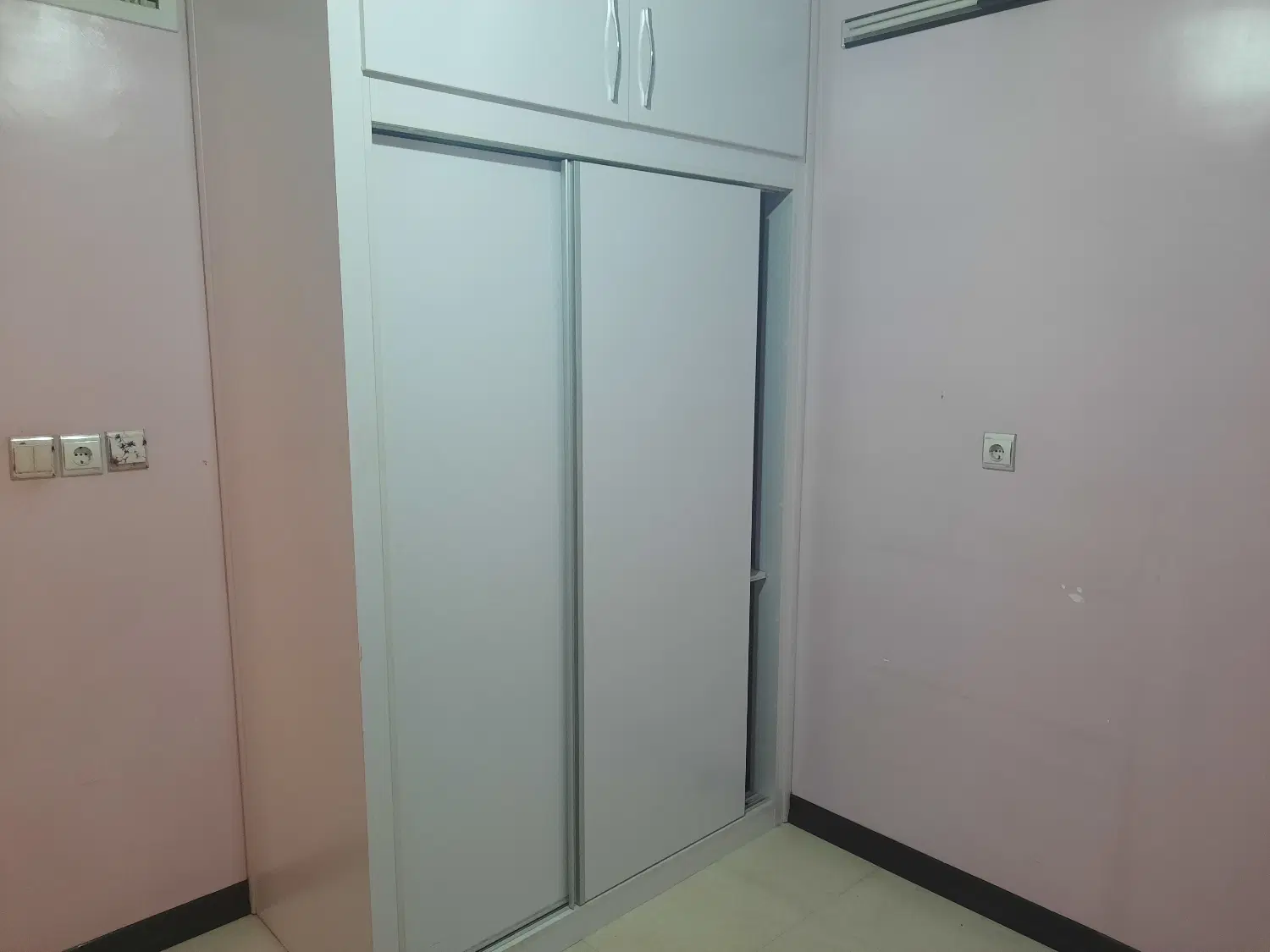 آپارتمان دوخواب پرنور با بهارخواب ۳۰ متری