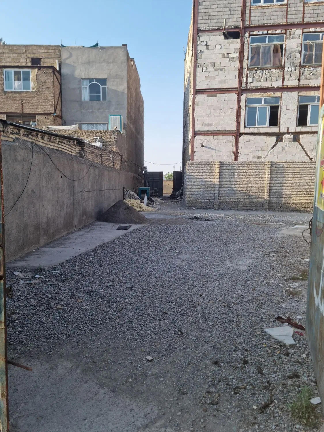 اجازه زمین دور دیوار حاشیه مفتح شرقی