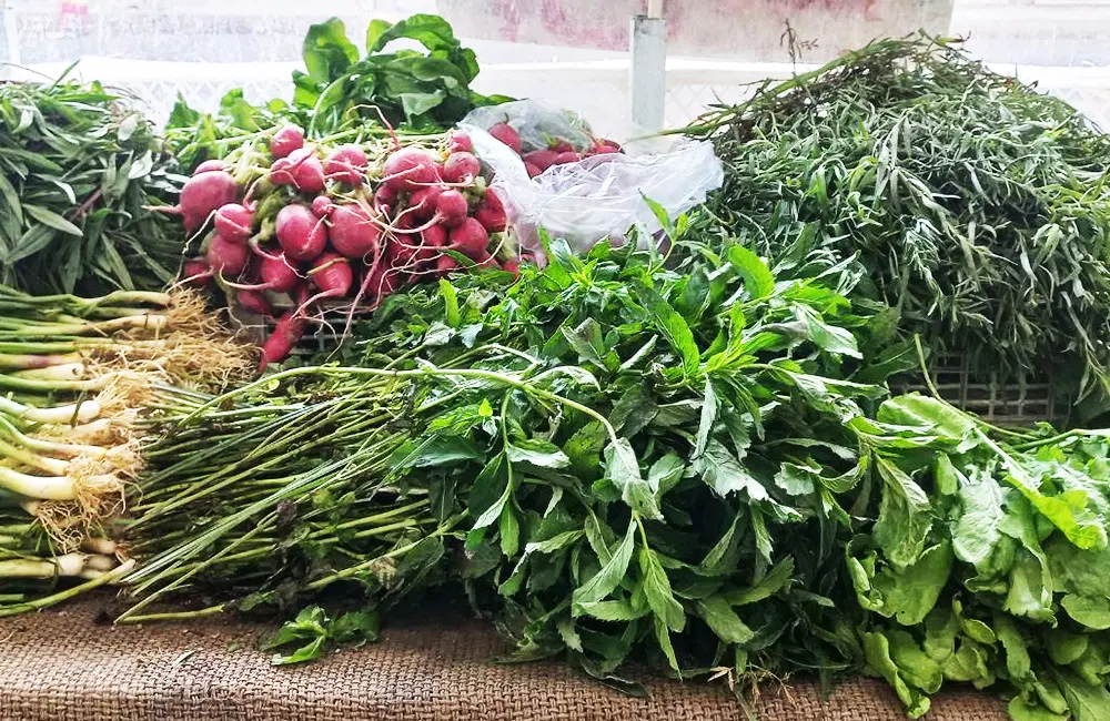 جایی دارم برای سبزی فروشی جلوی مغازه‌میوه‌فروشی