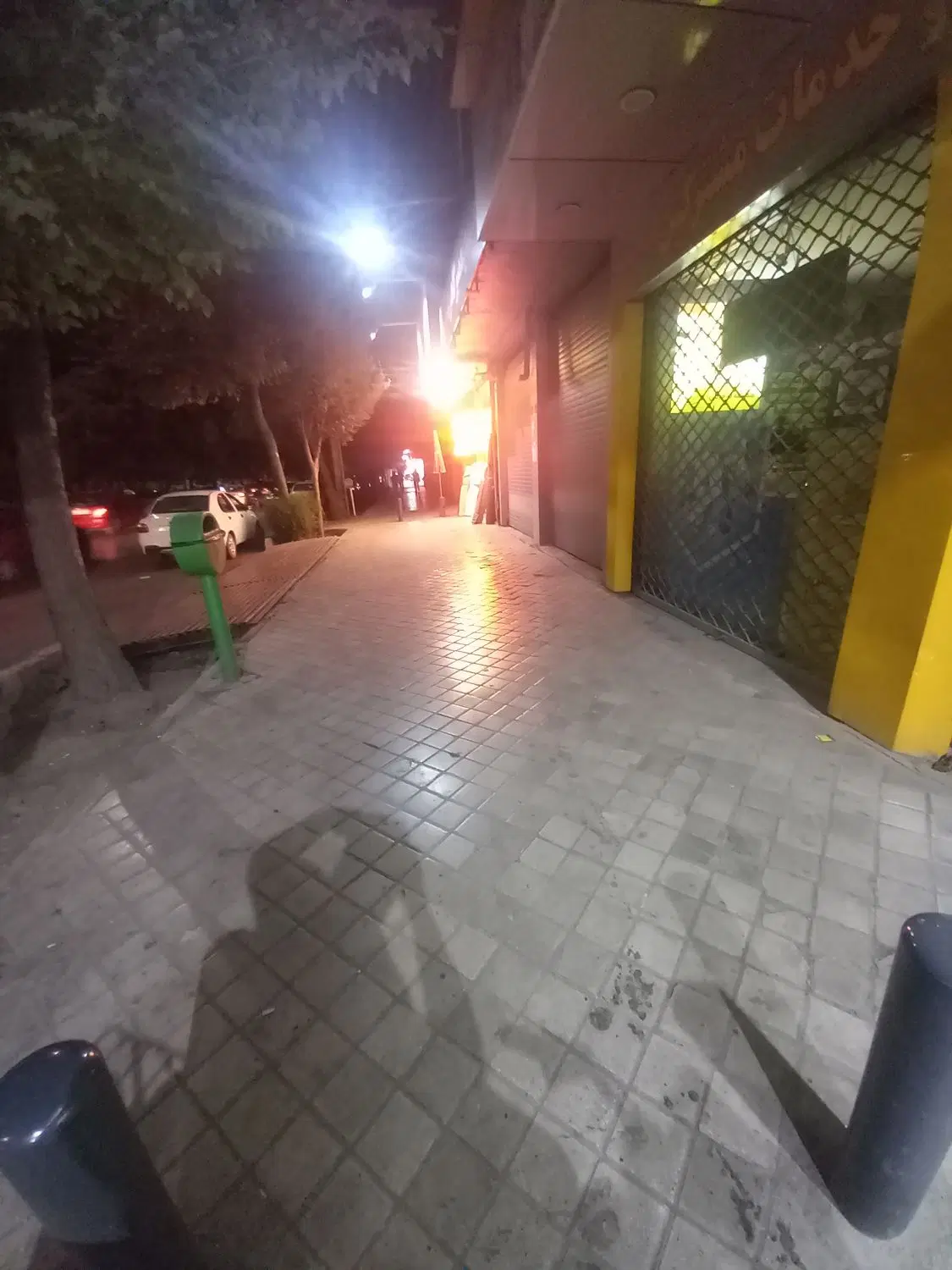 تجاری بر خیابان بزرگمهر