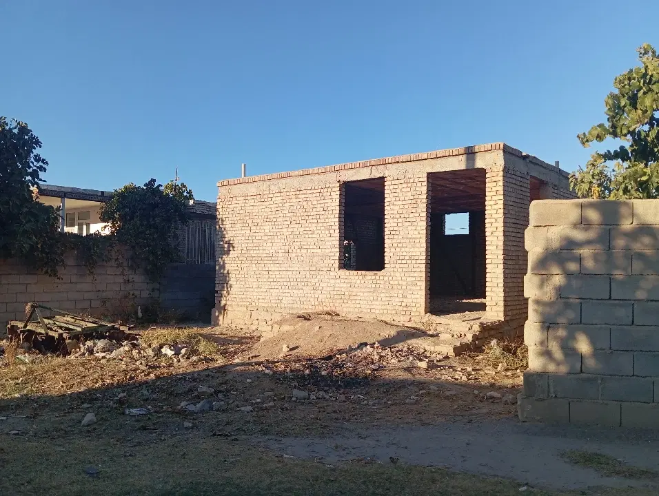 زمین مسکونی و خانه درحال ساخت فروشی