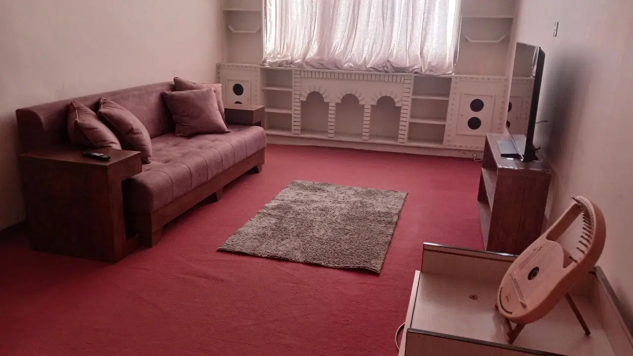 همخانه خانم در ساختمان امن و خانوادگی