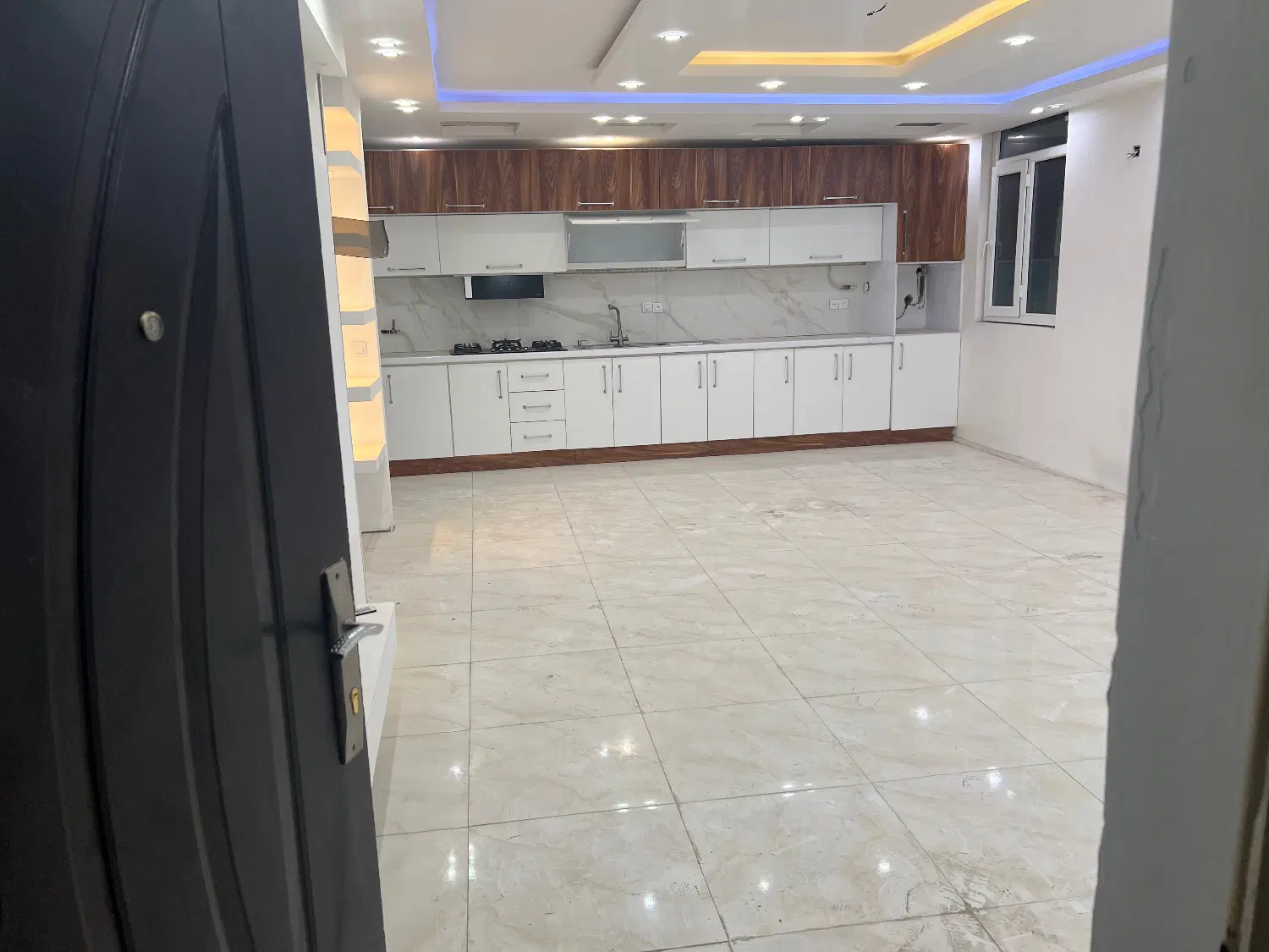 ۱۸۰متری عاشوری ۳طبقه هر طبقه یک واحد
