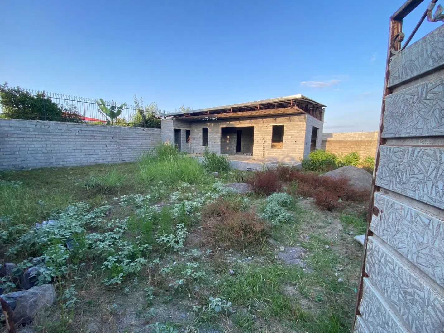 زمین مسکونی بنایه نیمه کاره مرزون اباد